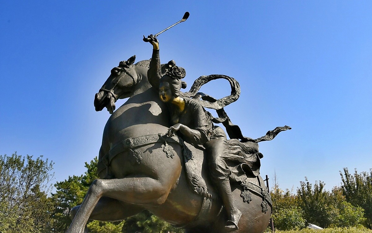 西安大明宫马球图雕像艺术