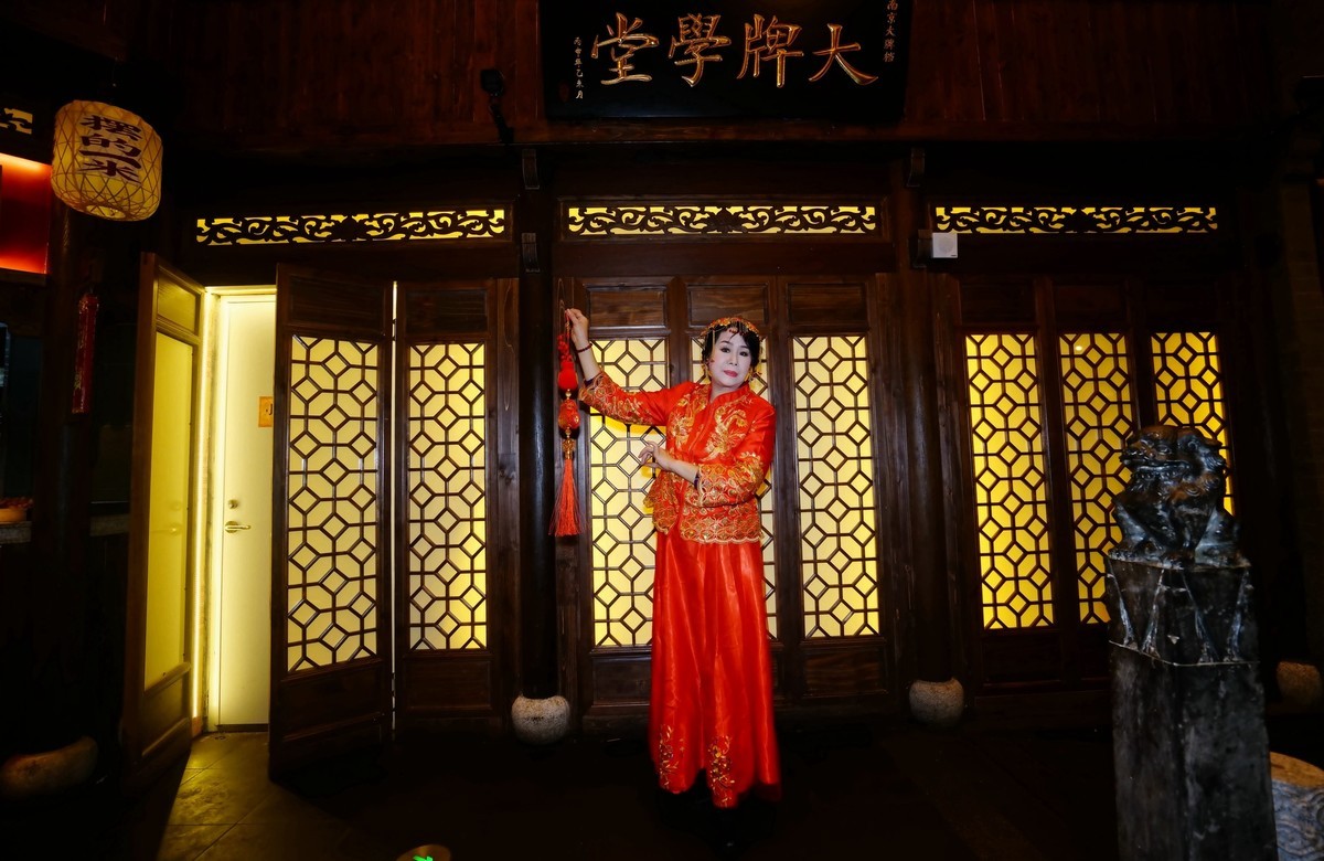 室内环境人像----蛇年贺岁的美女！