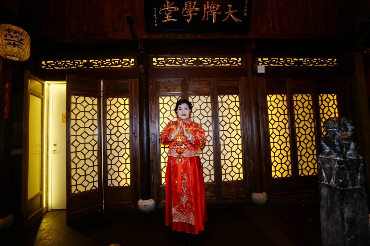 室内环境人像----蛇年贺岁的美女！