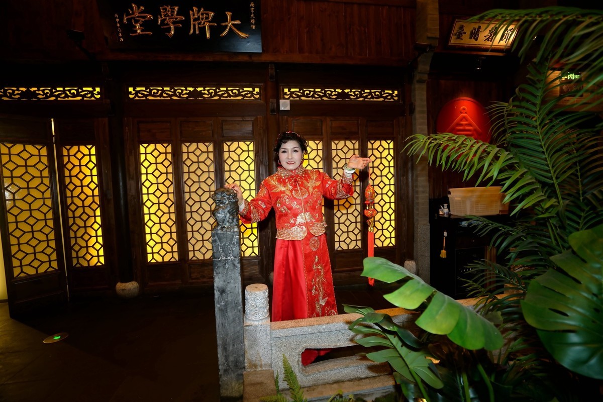 室内环境人像----蛇年贺岁的美女！