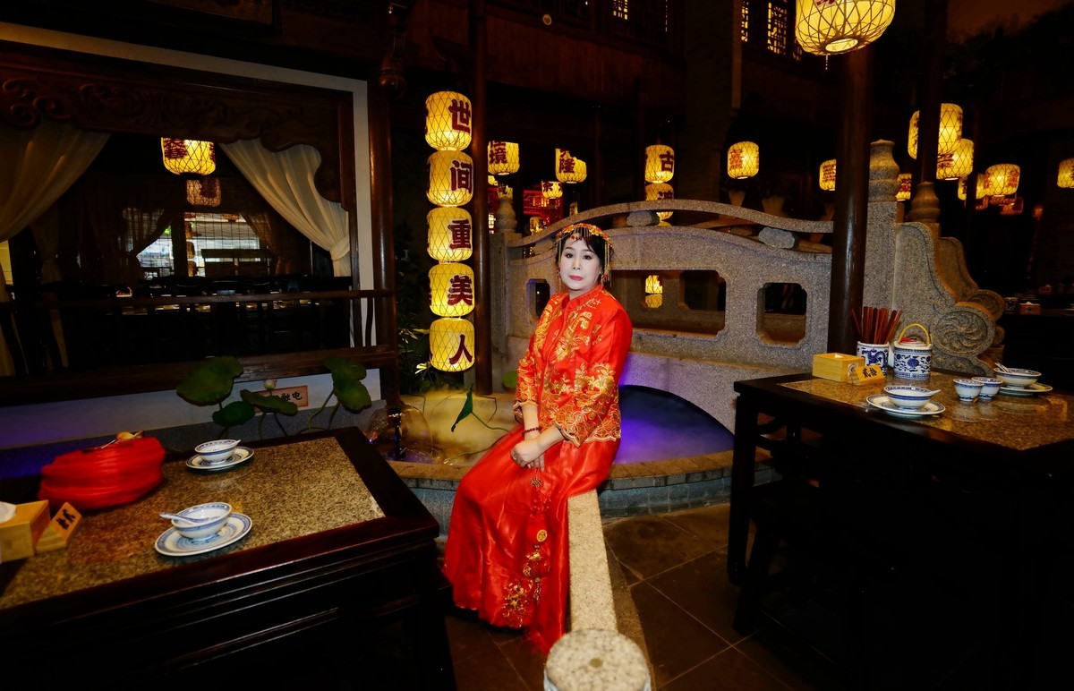 室内环境人像----蛇年贺岁的美女！