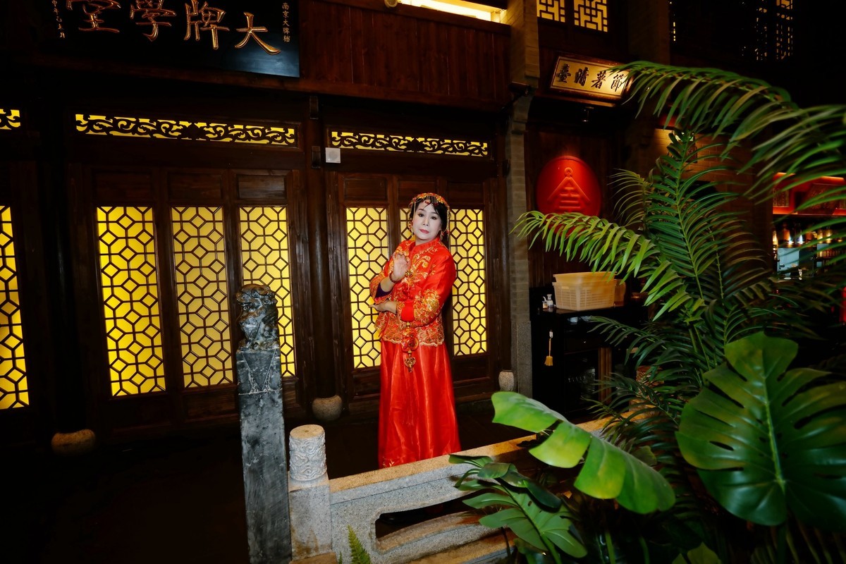 室内环境人像----蛇年贺岁的美女！