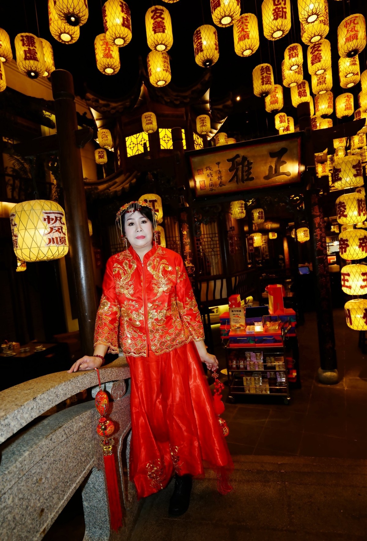 室内环境人像----蛇年贺岁的美女！