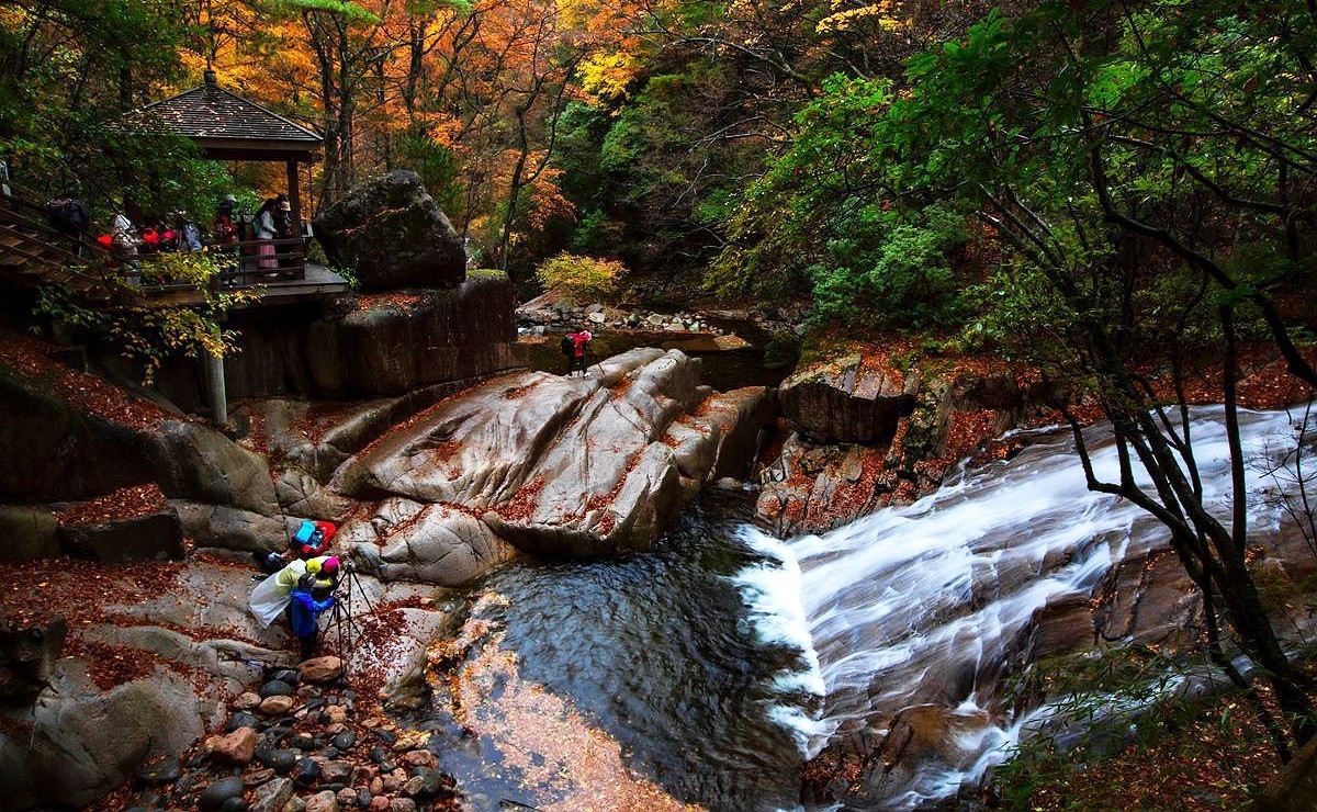《 十 八 月 潭 》掠 影