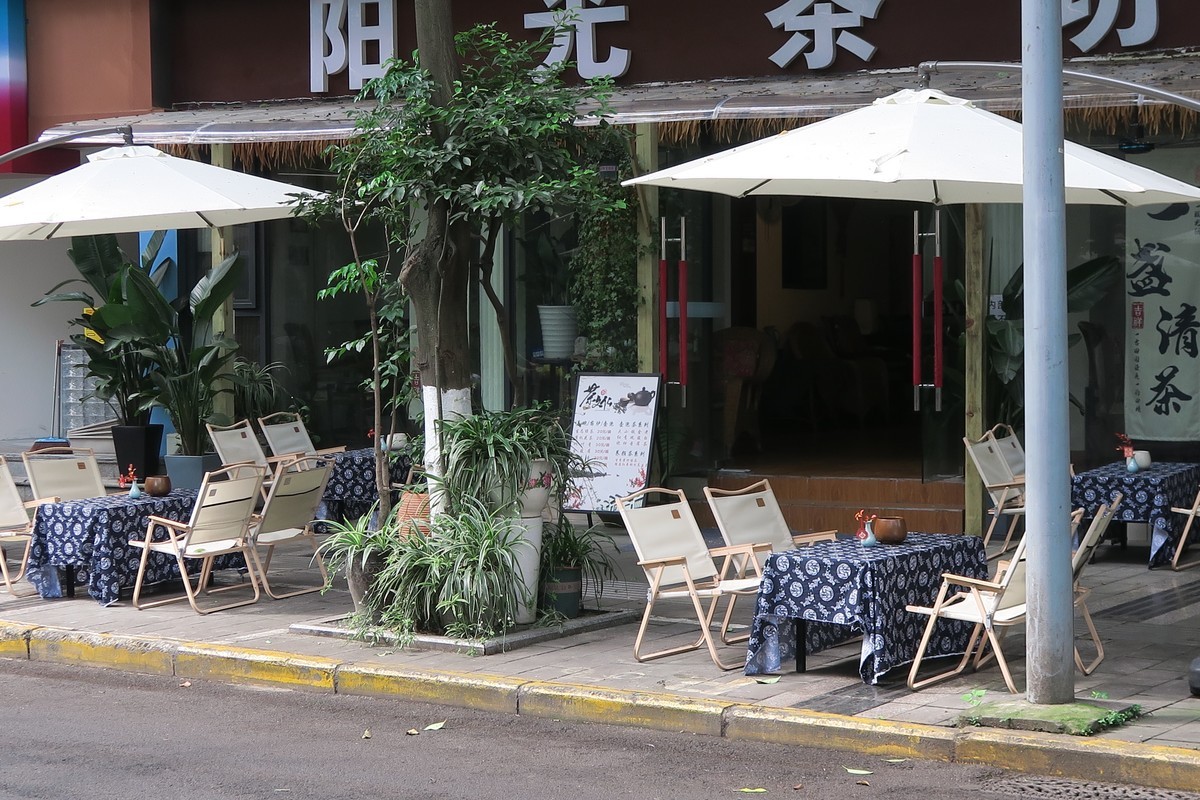 这儿茶房街上静悄悄