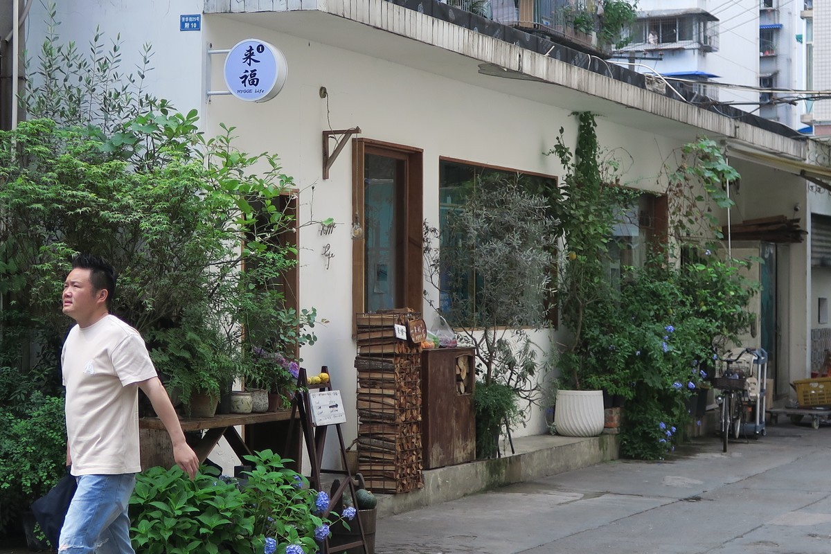 这儿茶房街上静悄悄