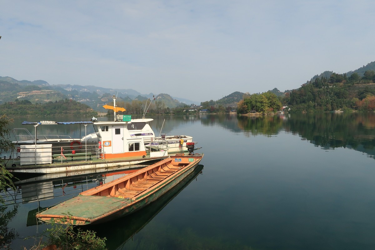 山湖秋意浓