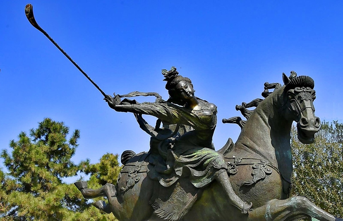 西安大明宫马球图雕像艺术