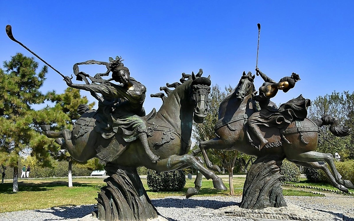 西安大明宫马球图雕像艺术
