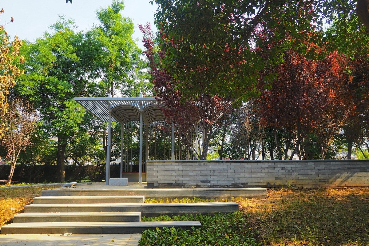 初夏街角小游园