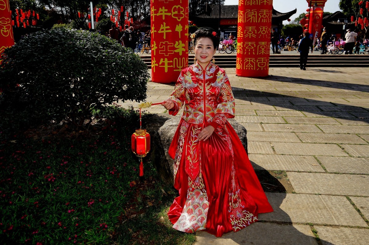 环境人像---东湖梅园门前的美女！