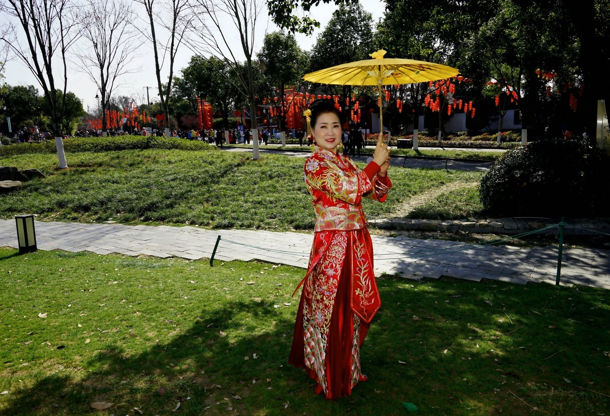 环境人像---东湖梅园门前的美女！