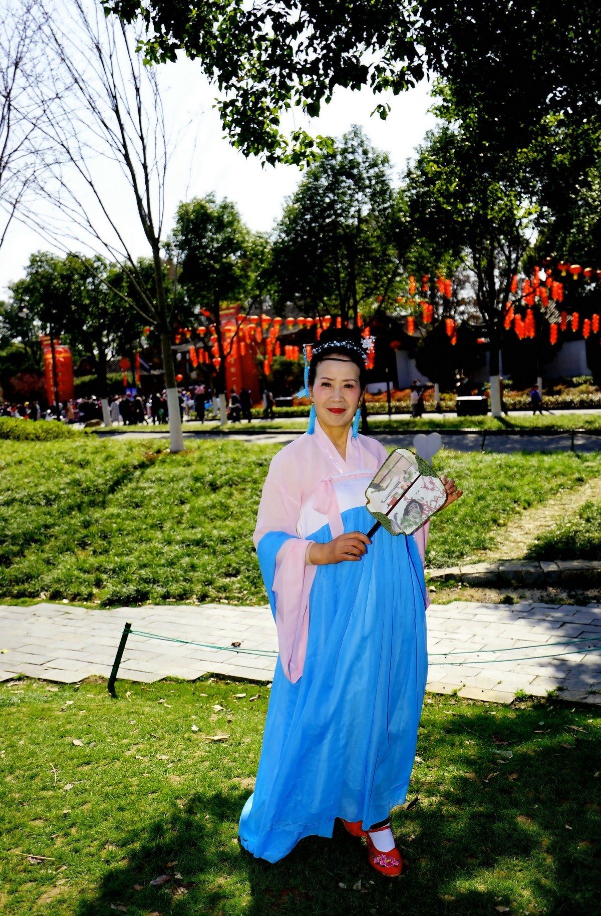 环境人像---东湖梅园门前的美女！