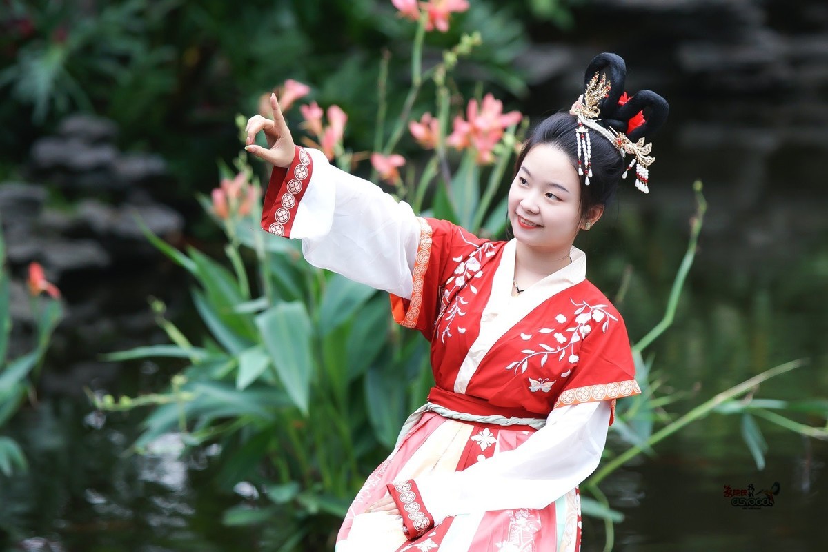 【浅笑古风女】---丽琳