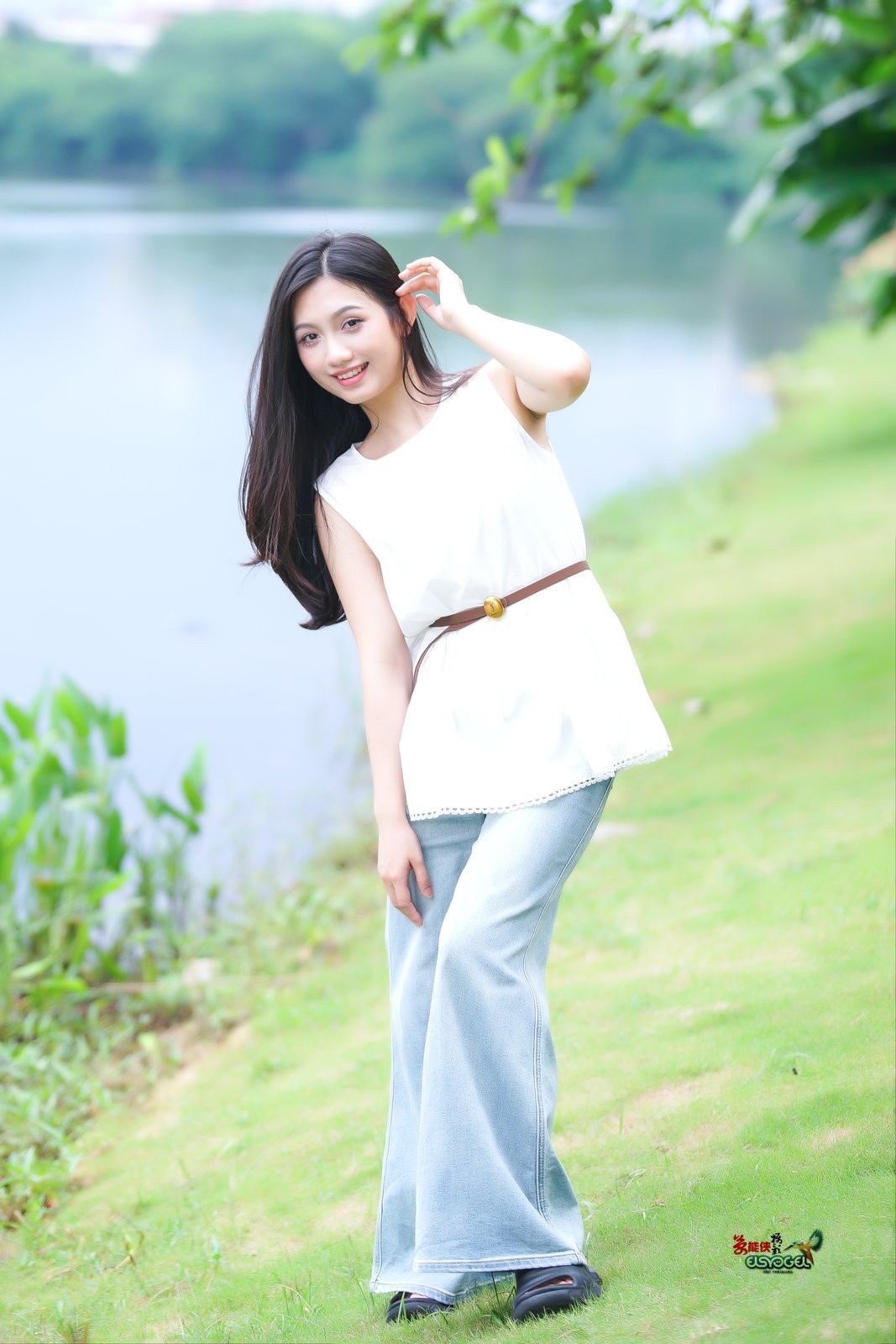 【初夏湖边美女】---小覔