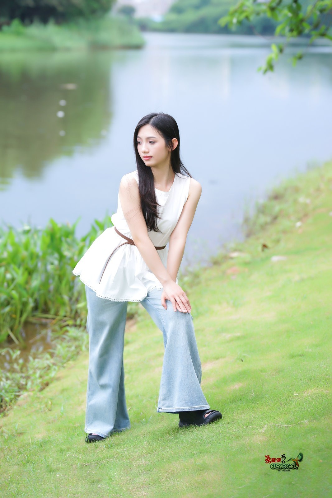 【初夏湖边美女】---小覔