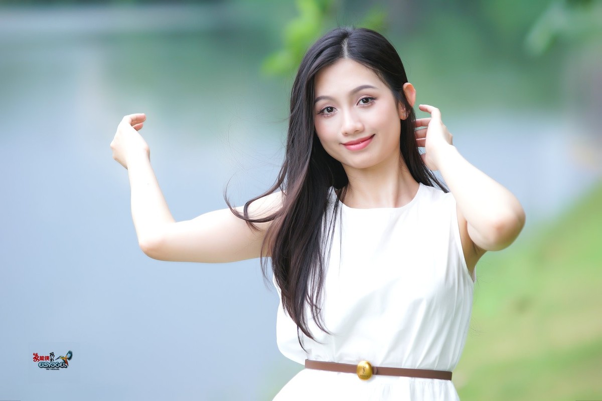 【初夏湖边美女】---小覔