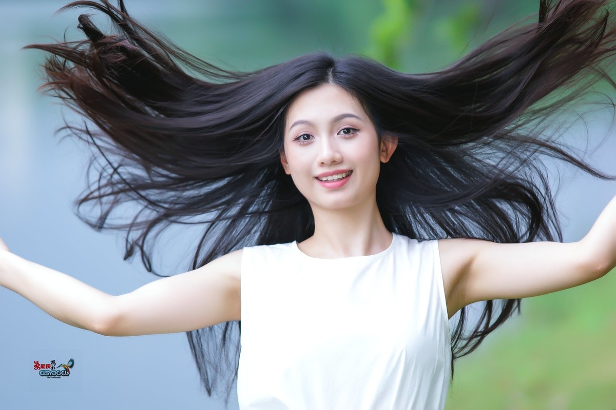 【初夏湖边美女】---小覔