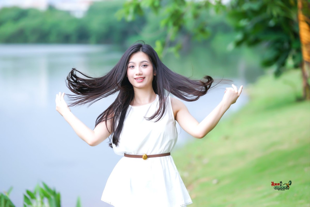 【初夏湖边美女】---小覔