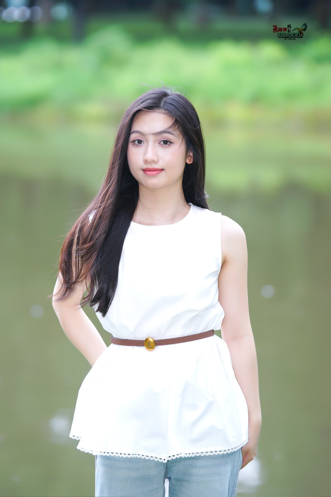 【初夏湖边美女】---小覔