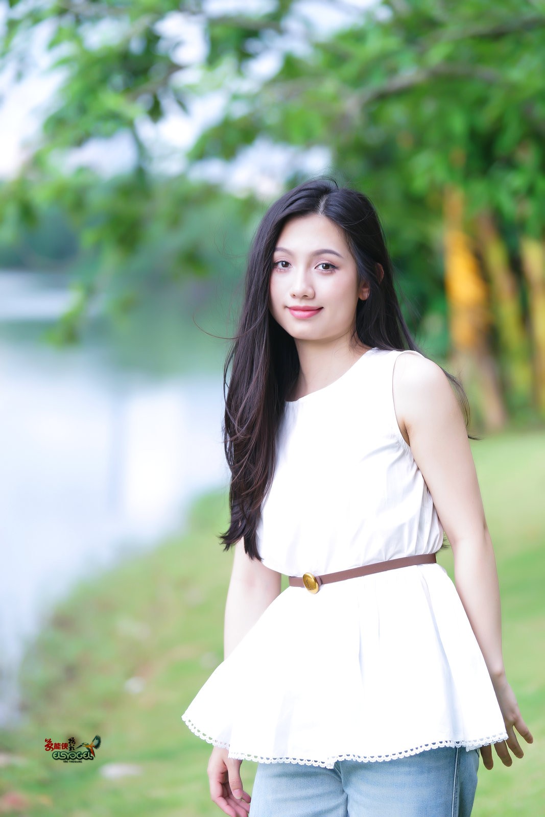 【初夏湖边美女】---小覔