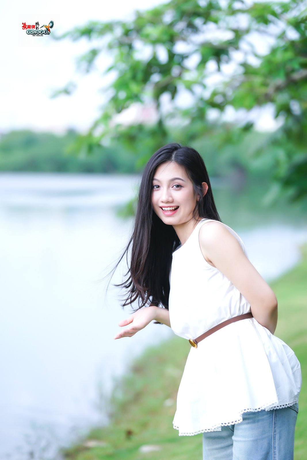 【初夏湖边美女】---小覔