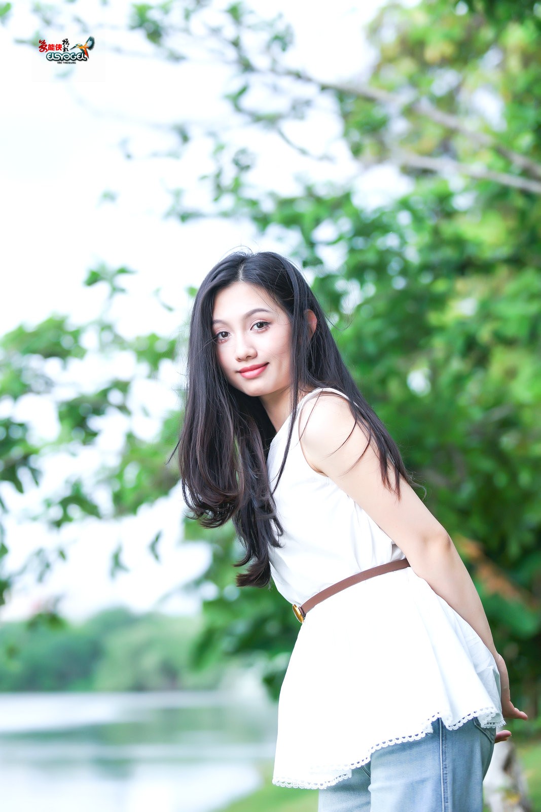 【初夏湖边美女】---小覔