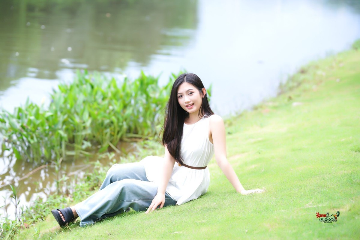 【初夏湖边美女】---小覔