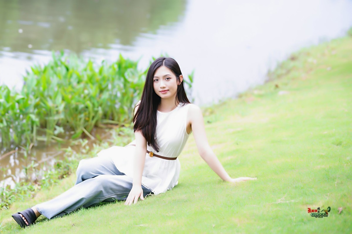 【初夏湖边美女】---小覔