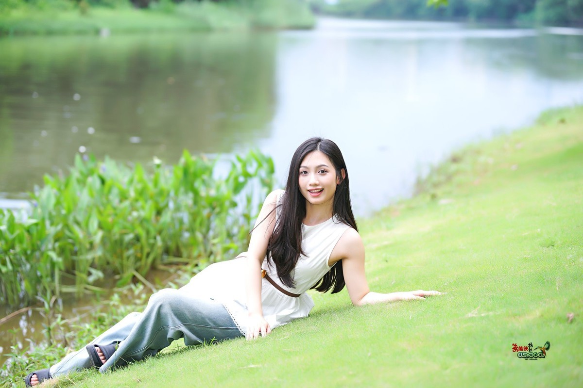 【初夏湖边美女】---小覔