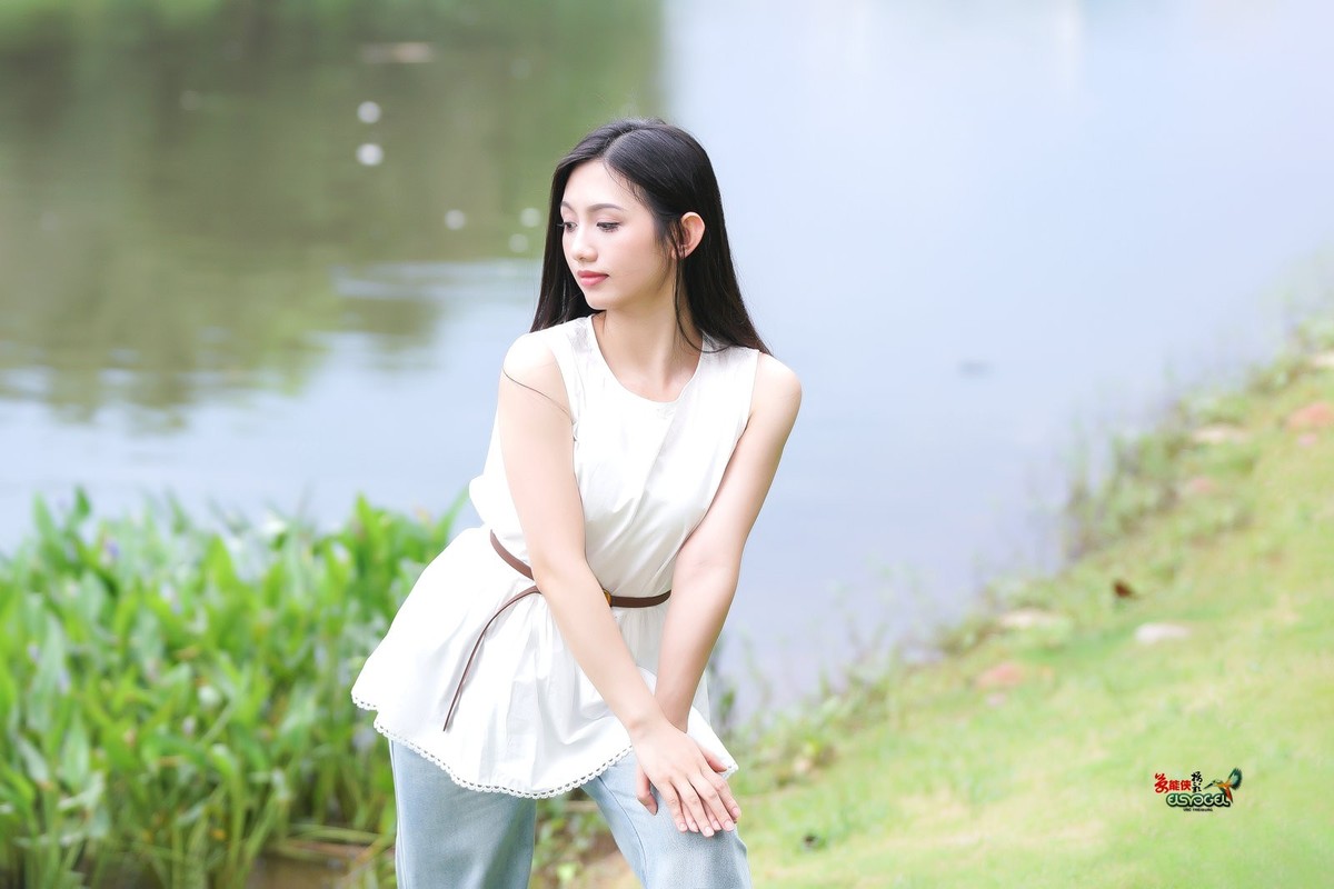 【初夏湖边美女】---小覔