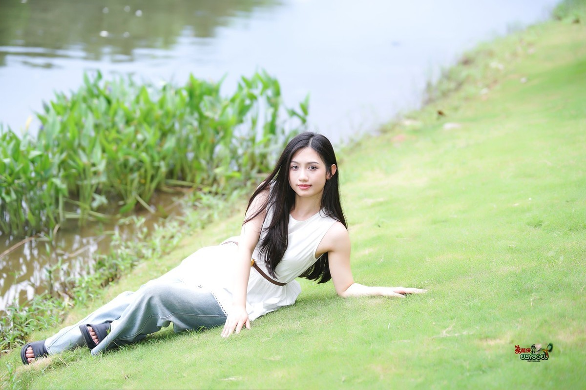 【初夏湖边美女】---小覔