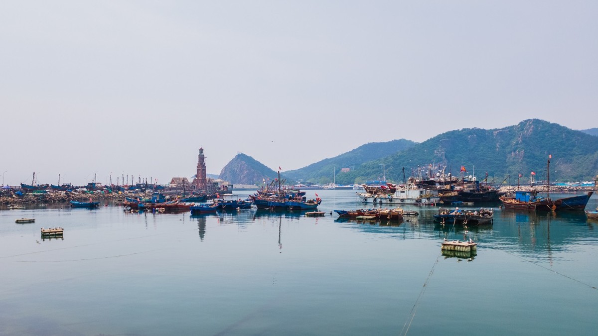 休 渔 期 的 渔 人 码 头 （ 三 ）