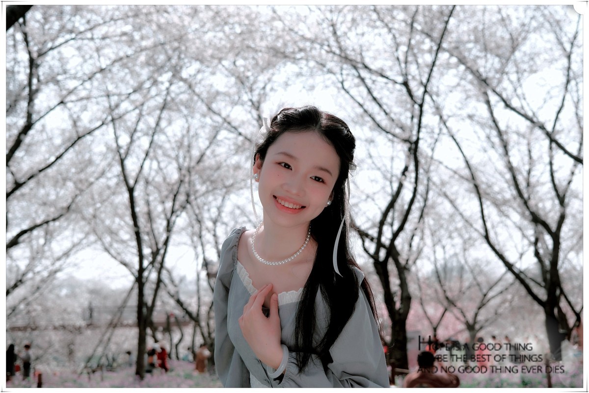 樱花树下可爱小姑娘