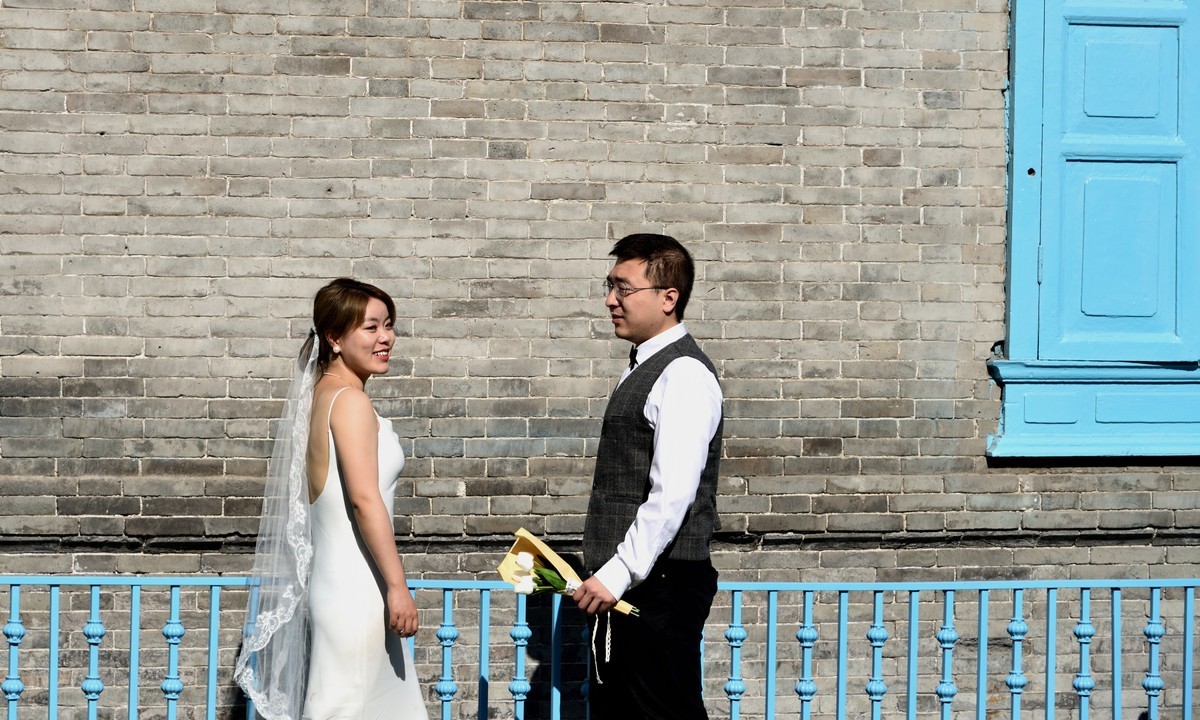 夏日新疆中部环线游拍——伊宁街头婚纱照抓拍