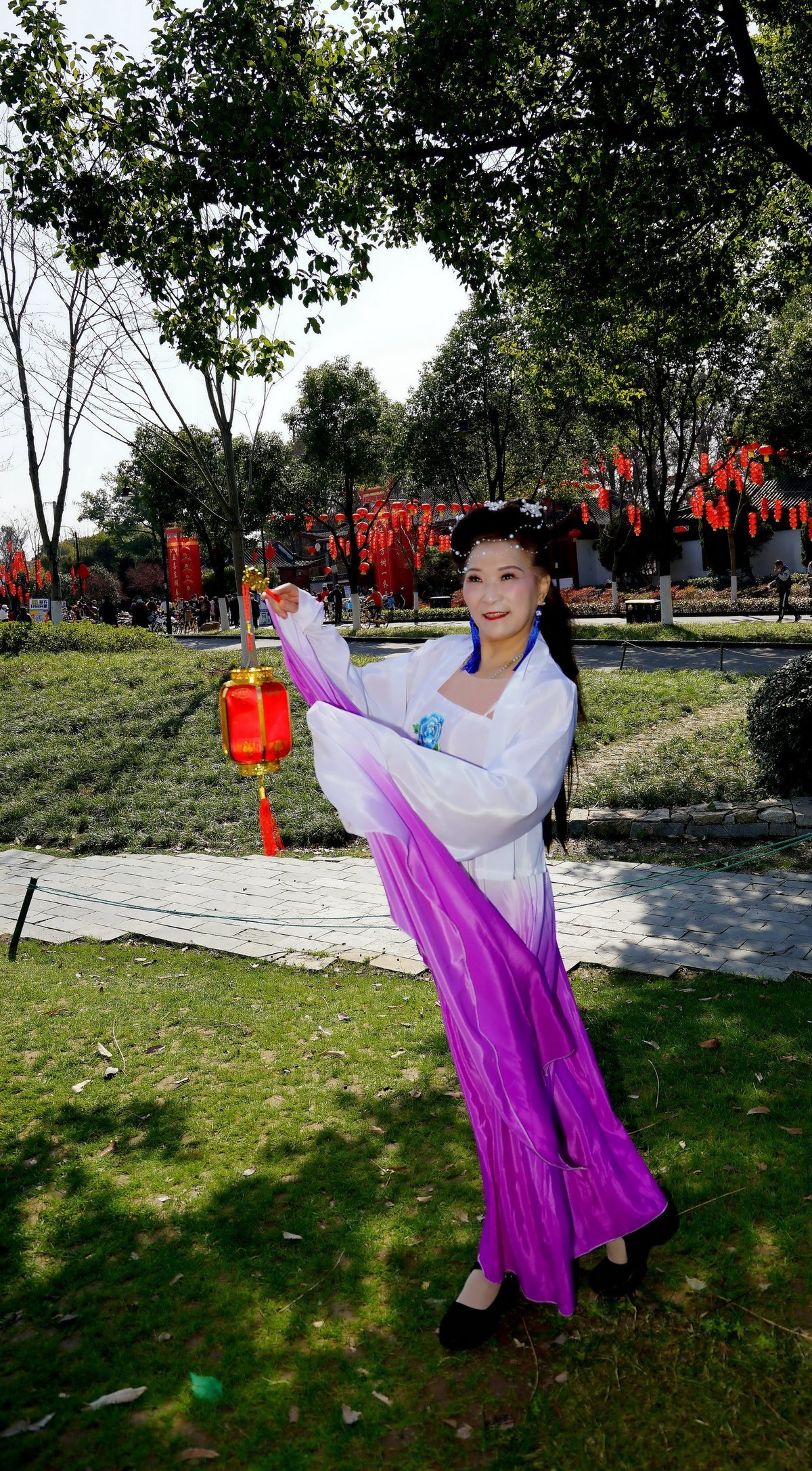 环境人像---东湖梅园门前的美女！