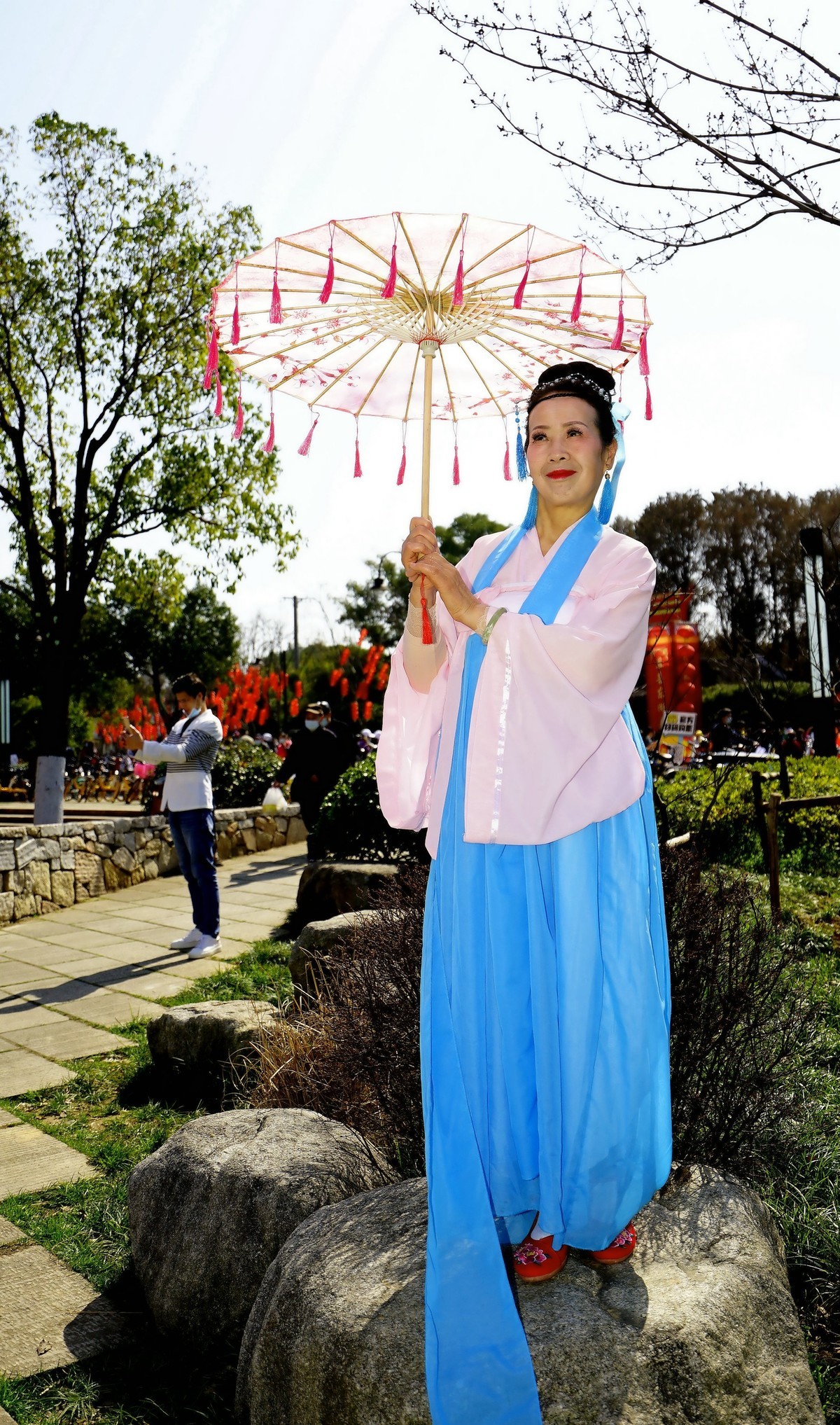 环境人像---东湖梅园门前的美女！