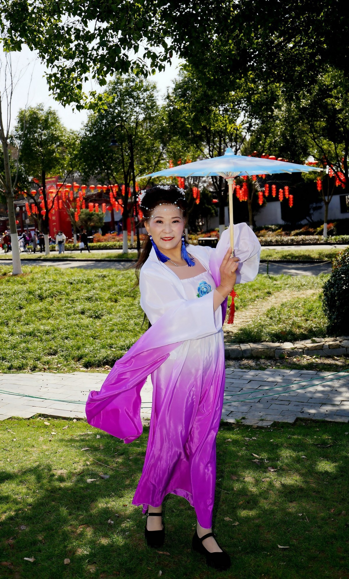 环境人像---东湖梅园门前的美女！