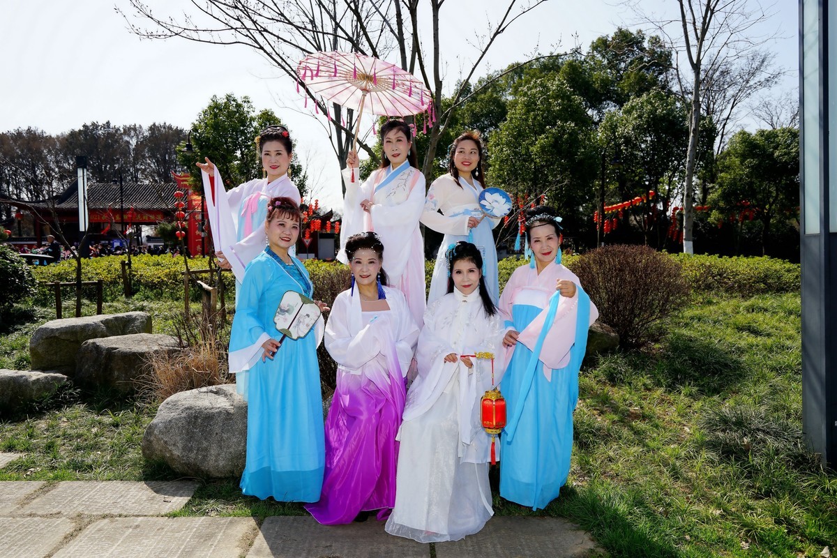 环境人像---东湖梅园门前的美女！