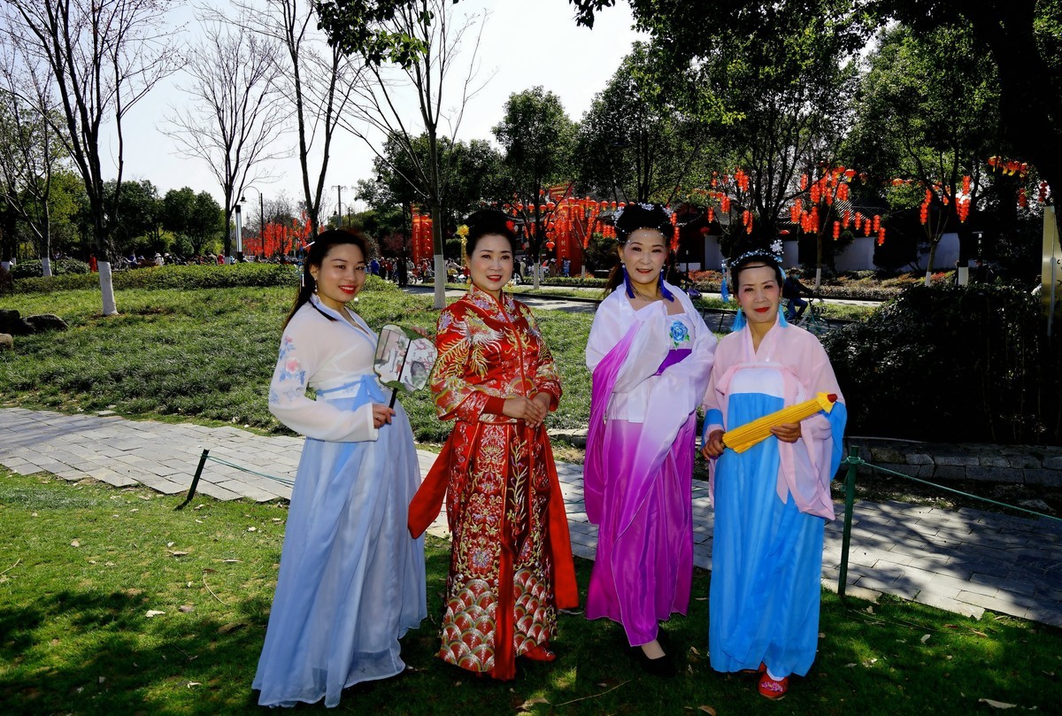 环境人像---东湖梅园门前的美女！