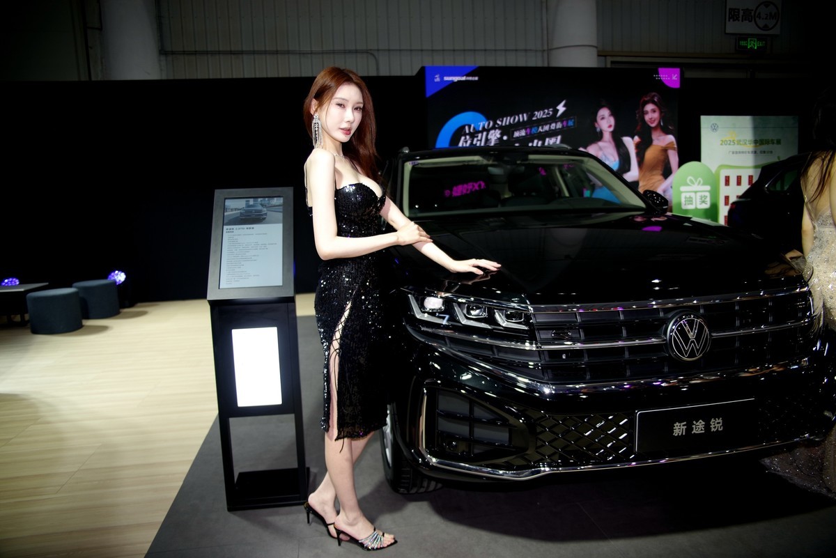 室内环境人像---今年车展中的美丽车模！