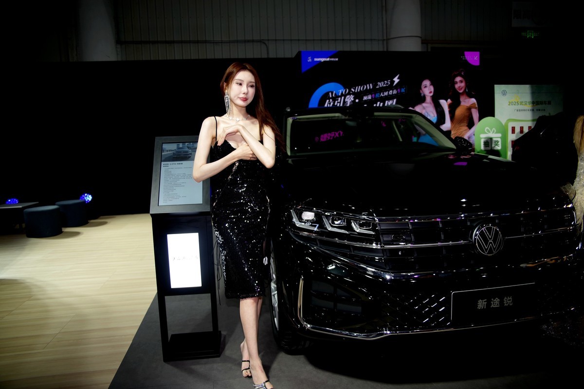 室内环境人像---今年车展中的美丽车模！