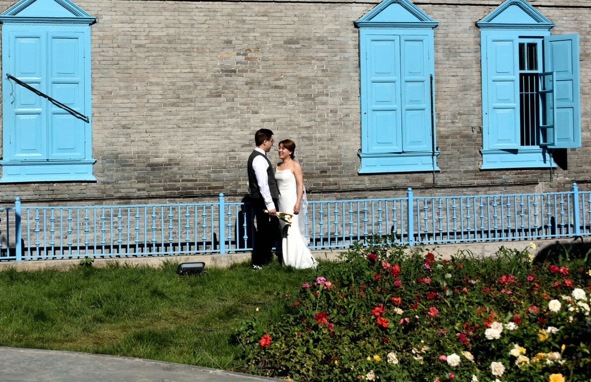 夏日新疆中部环线游拍——伊宁街头婚纱照抓拍