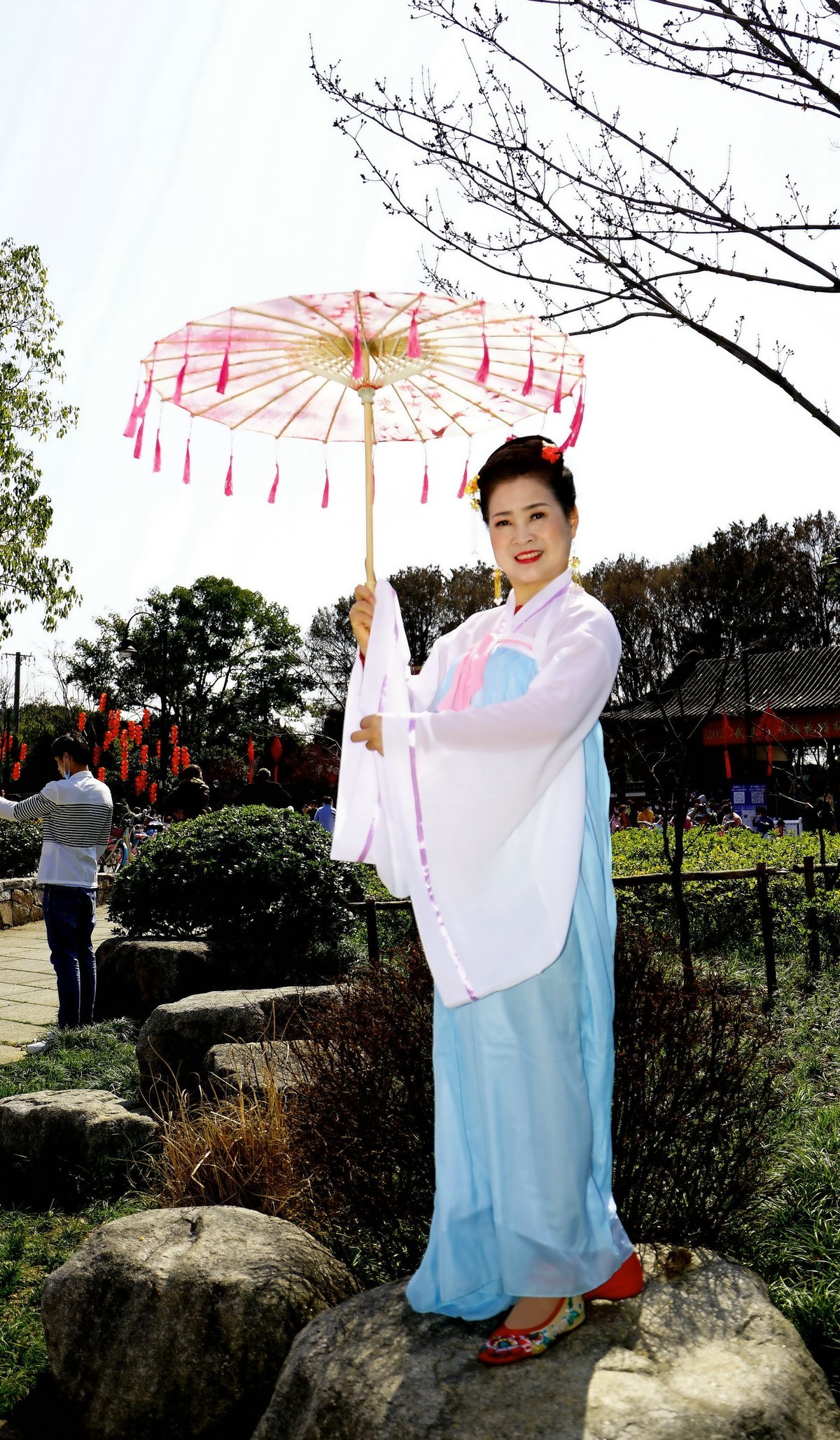 环境人像---东湖梅园门前的美女！