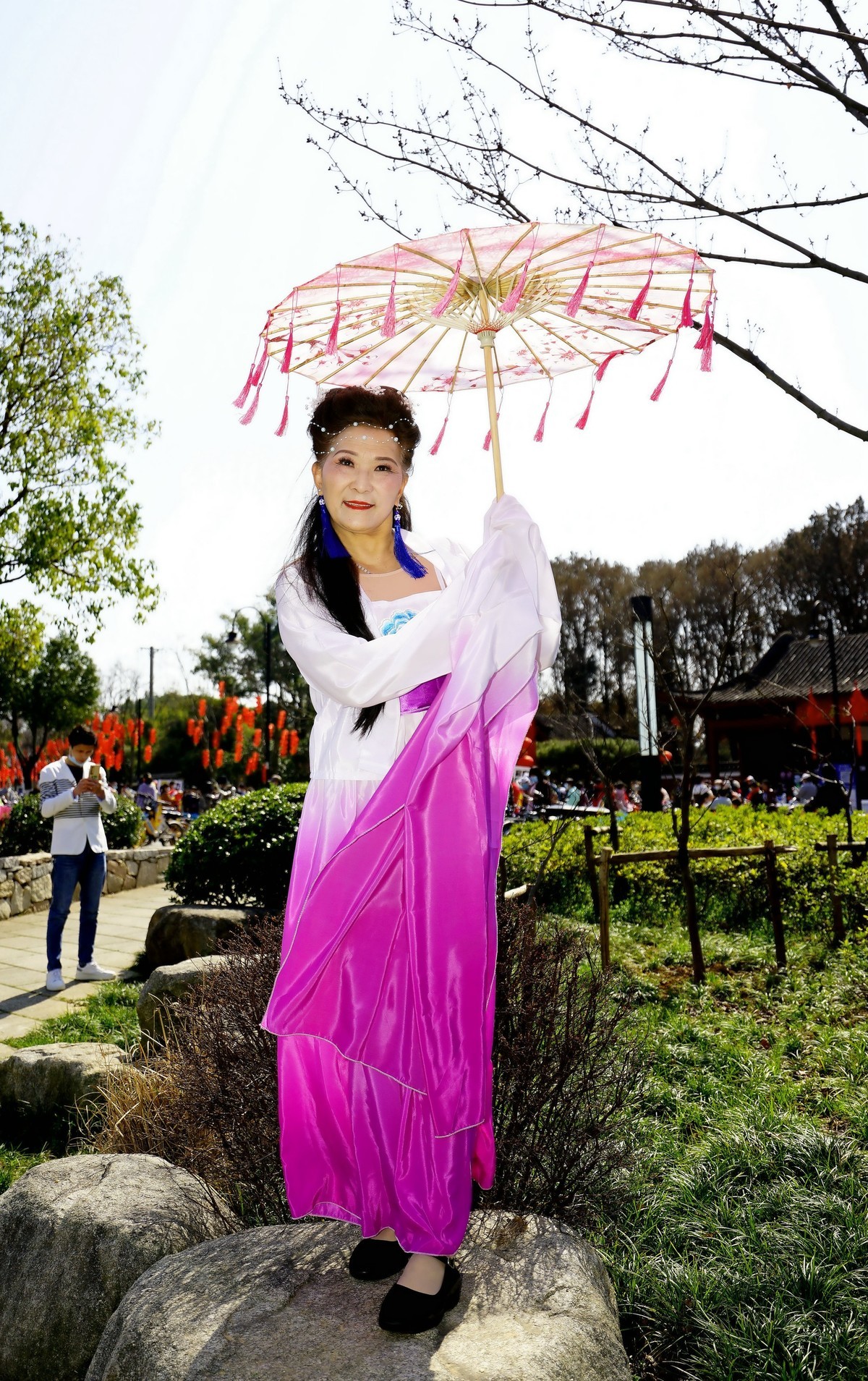 环境人像---东湖梅园门前的美女！