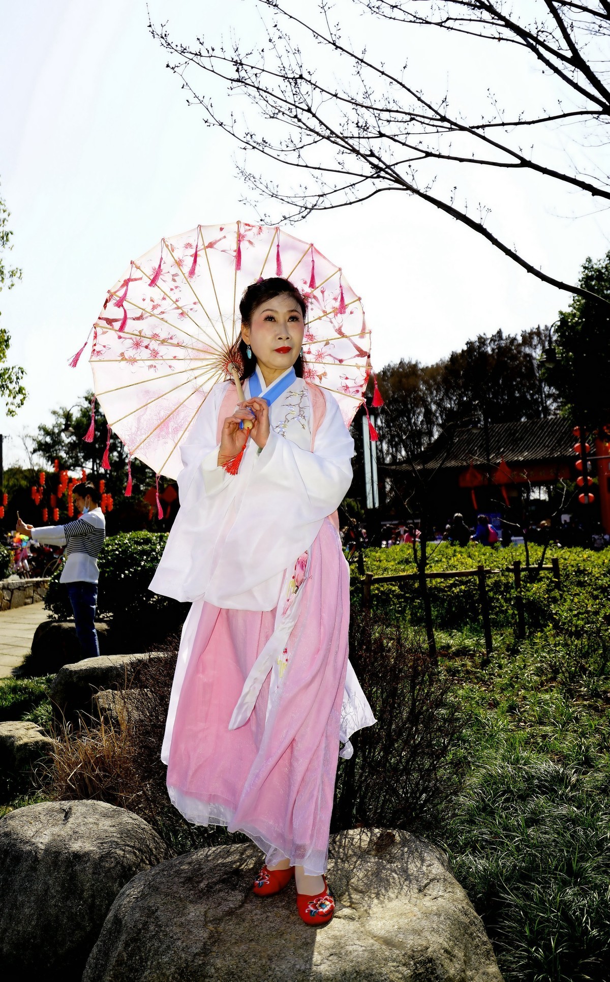 环境人像---东湖梅园门前的美女！