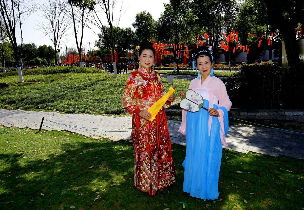 环境人像---东湖梅园门前的美女！