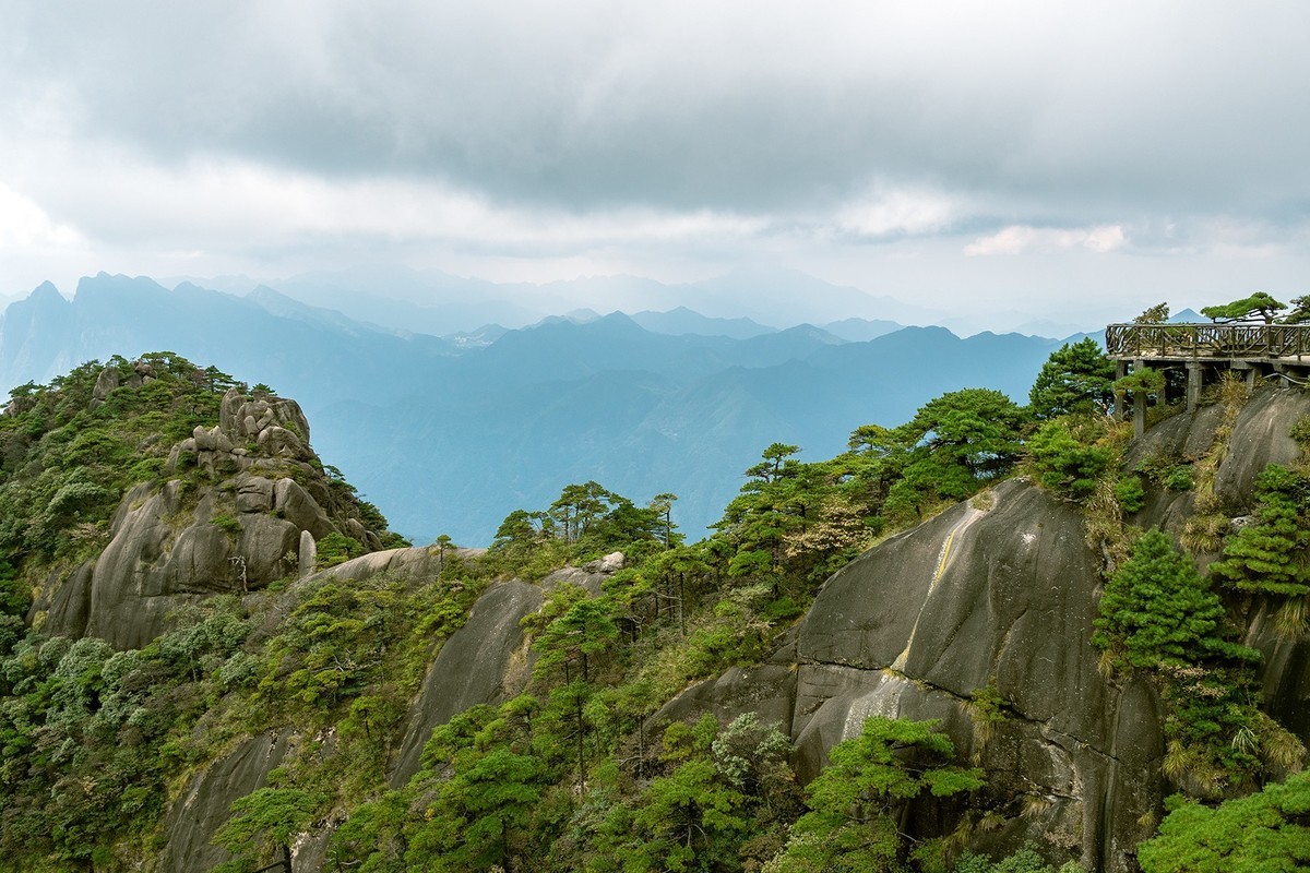 揽胜遍五岳，绝景在三清。