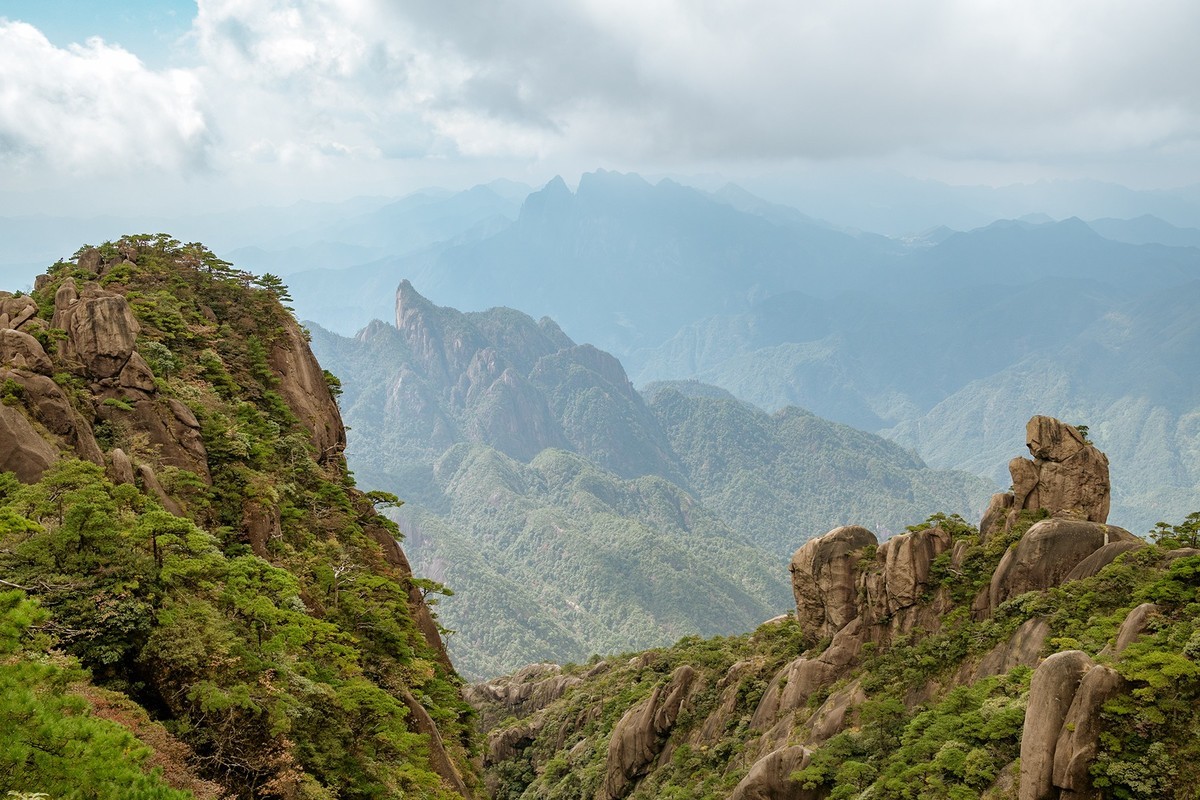 揽胜遍五岳，绝景在三清。