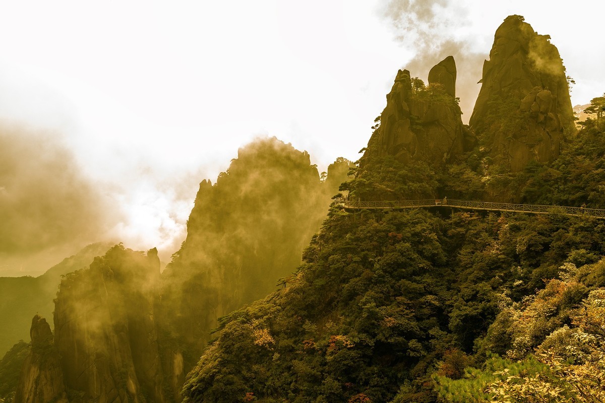 揽胜遍五岳，绝景在三清。